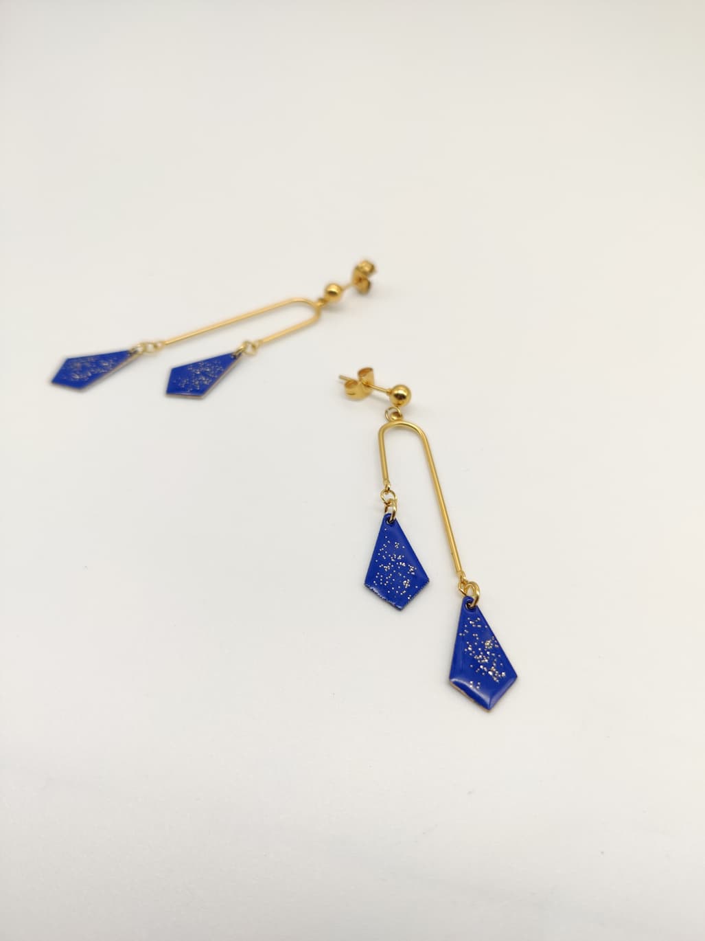 Boucles d'oreilles résine et or fin arches asymétriques losanges resine bleu