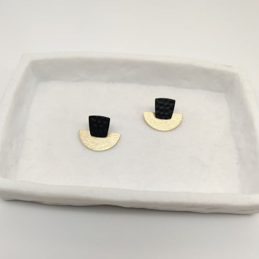 Boucles d'oreilles demi lune clou carre caoutchouc noir