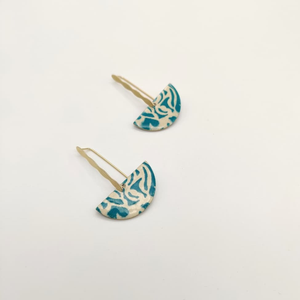 Boucles d'oreilles résine crochet or fin demi lune bleu canard