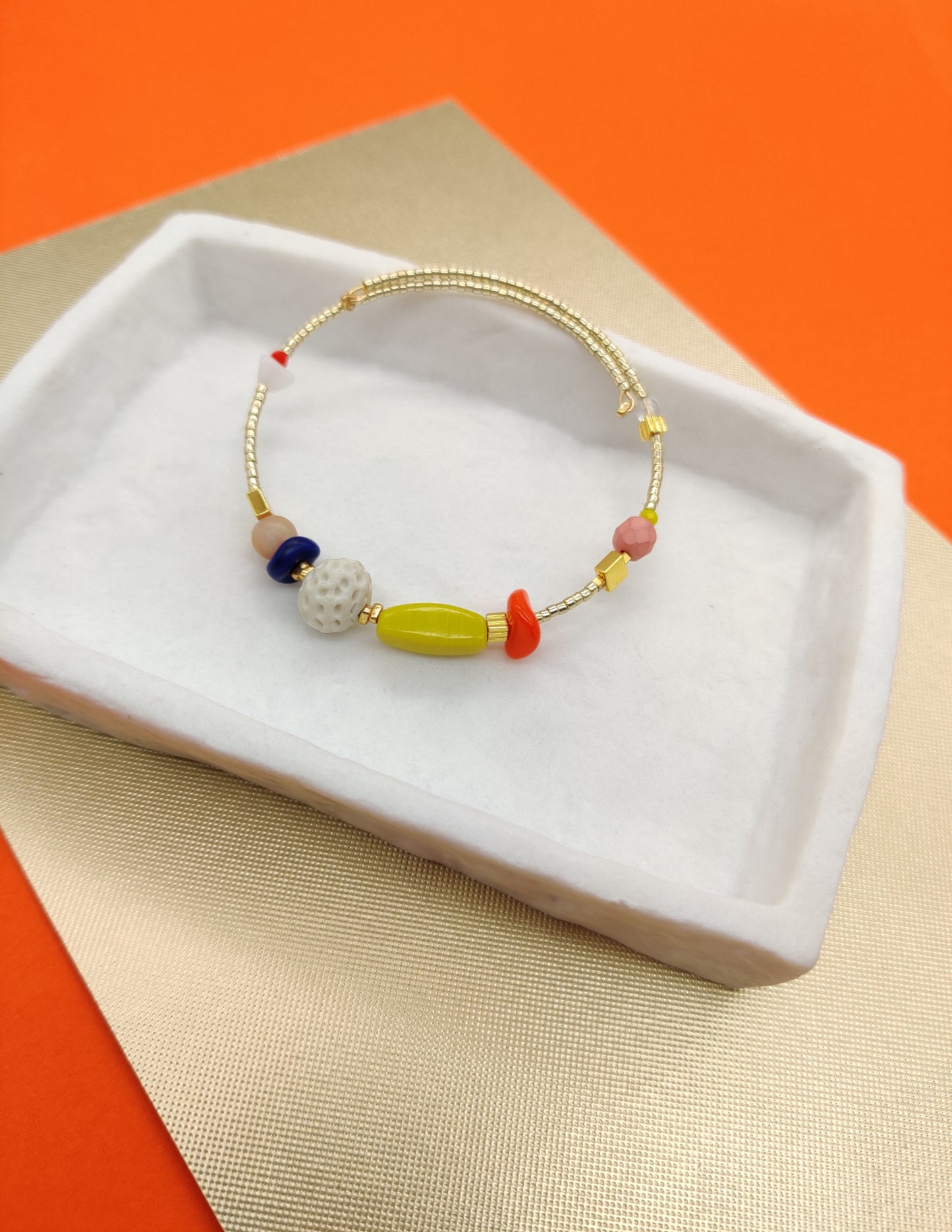 Bracelet perles de verre orange bleu jaune doré